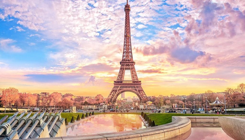 Torre Eiffel El viento puede hacer que la Torre Eiffel oscile ligeramente. Si las rachas superan los límites de seguridad, se puede cerrar la cima o todo el monumento.