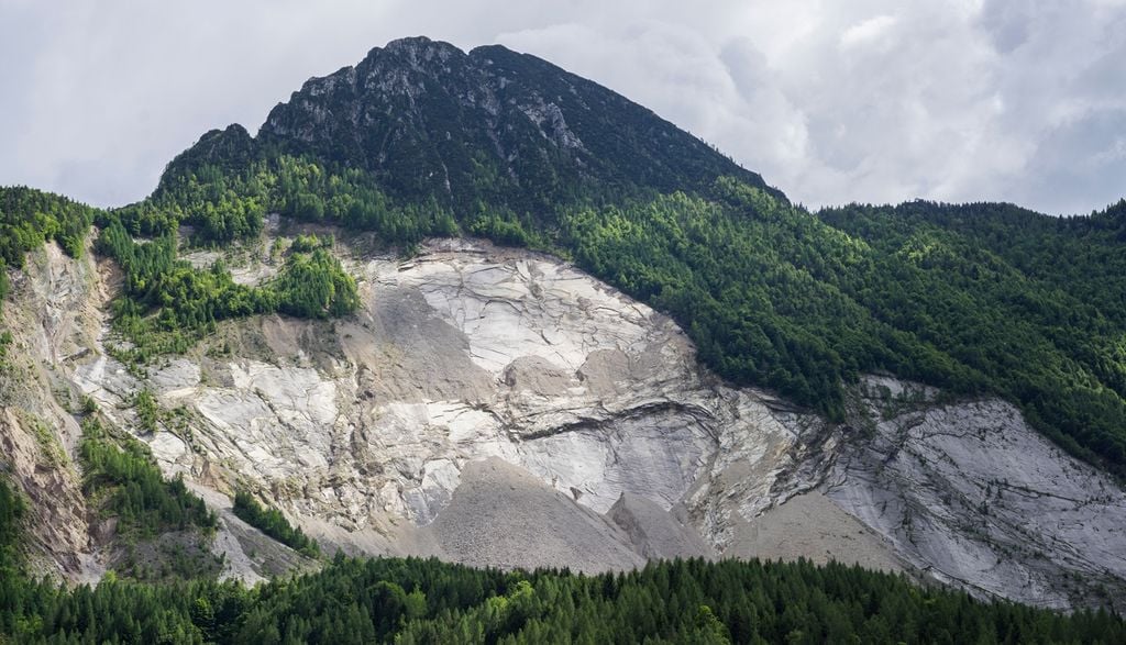 frana del monte toc vajont Ancora oggi, 63 anni dopo, sul Monte Toc (Alpi italiane) è ben visibile la cicatrice dell'enorme frana che causò l'onda di piena.