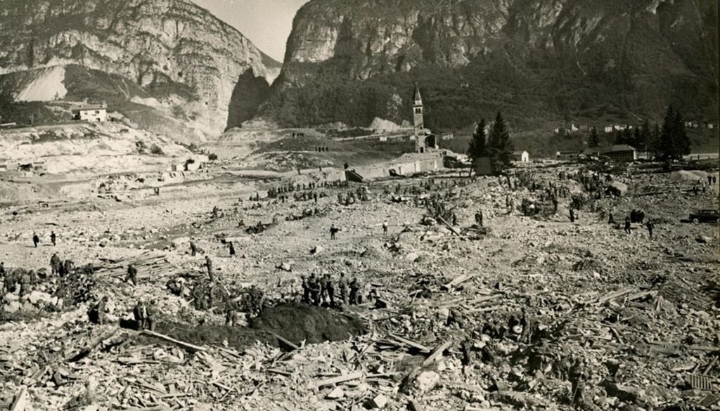 Una foto del 10 ottobre 1963 mostra il disastro ai piedi della diga del Vajont. Il paese di Longarone venne cancellato.