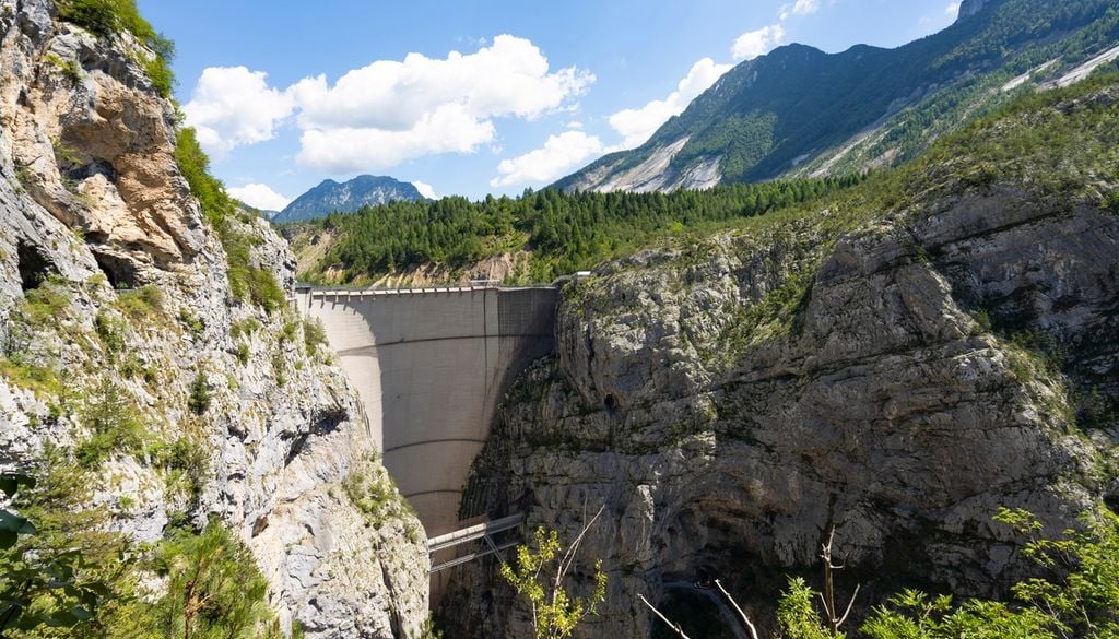 diga del Vajont La diga del Vajont, una delle più alte al mondo, è ancora lì: non venne distrutta dalla frana e dall'onda di piena. Alle sue spalle però, la mega-frana riempì quasi per intero l'invaso idrico artificiale.