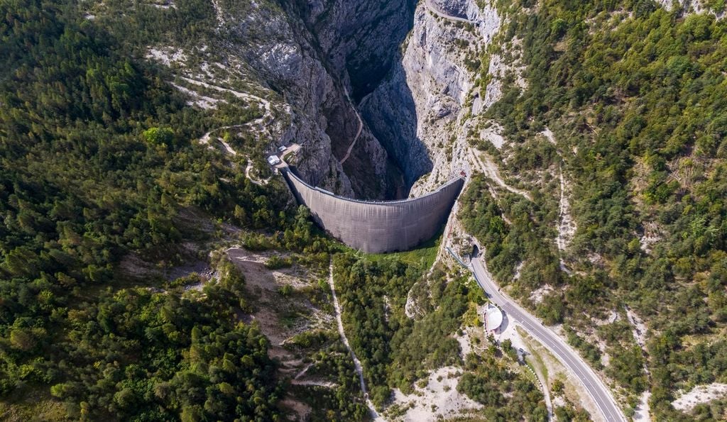 diga del Vajont Un'altra immagine, in questo caso scattata dall'alto, della diga del Vajont come si presenta oggi.