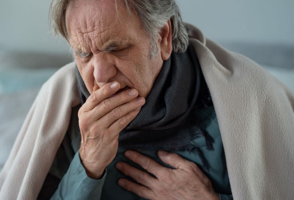 Los principales síntomas de la tuberculosis son tos persistente por 3 semanas o más, con flema o sangre, dolor en el pecho, fiebre, sudores nocturnos, pérdida de peso y fatiga.