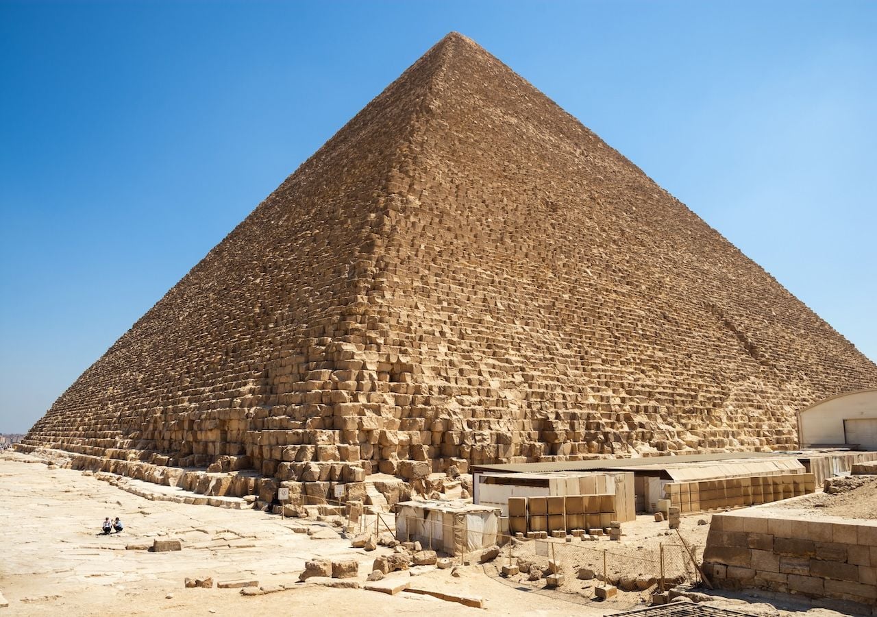 Con 138 metros de altura, la Pirámide de Keops o Pirámide de Jufu es la más antigua y la mayor de las tres pirámides del complejo piramidal de Guiza, en Egipto.