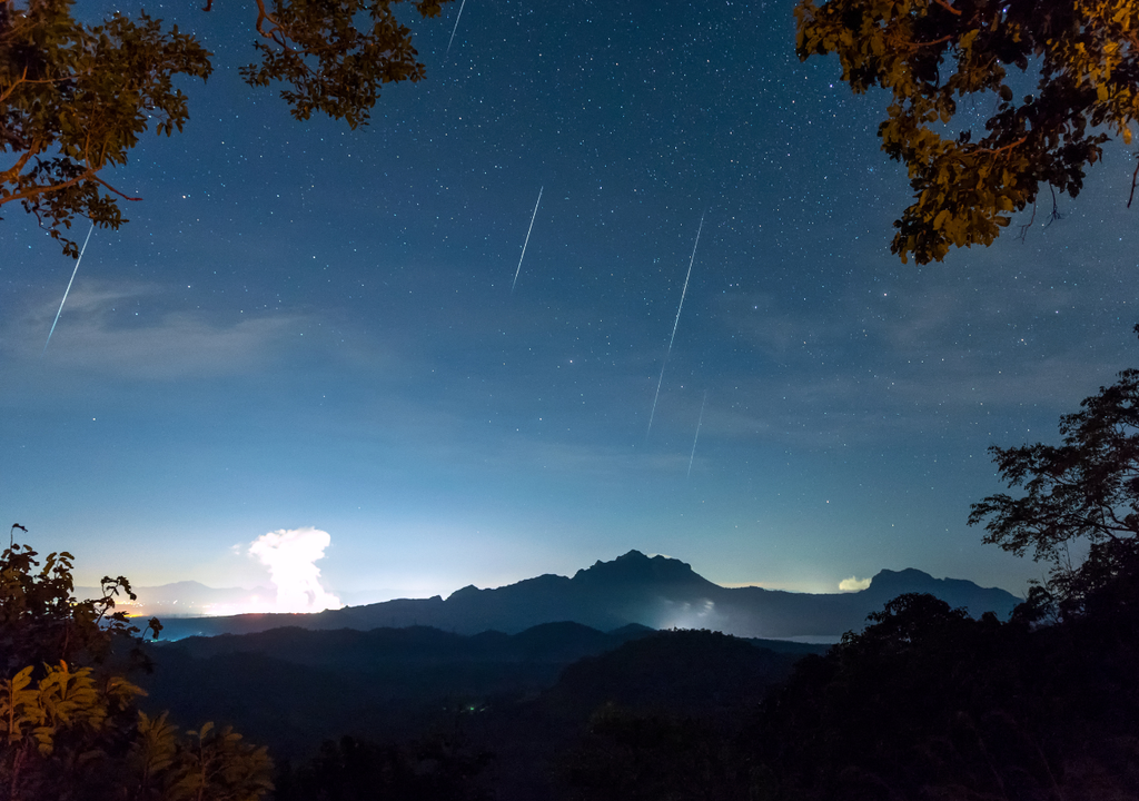 Varias Gemínidas cruzan el cielo nocturno.