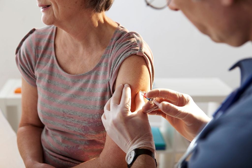 Llaman a vacunar a los adultos mayores y menores de cinco años contra la influenza