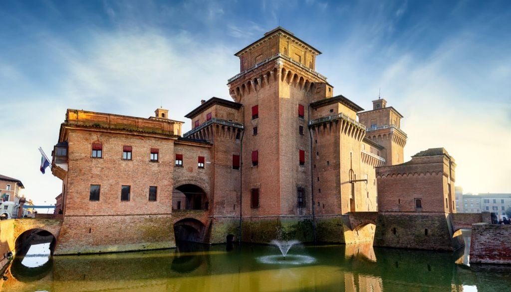 Il castello di Ferrara, simbolo della città e del potere degli Estensi