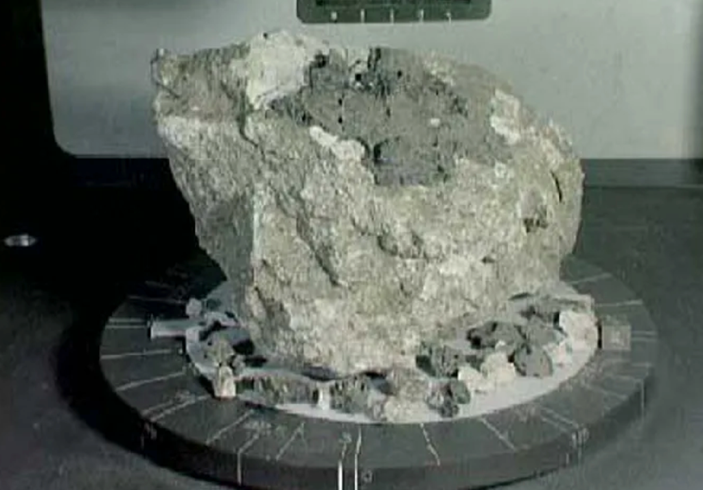 Rocce lunari Esempio di roccia lunare prelevata durante la missione Apollo 16 dal suolo lunare. Credit: NASA