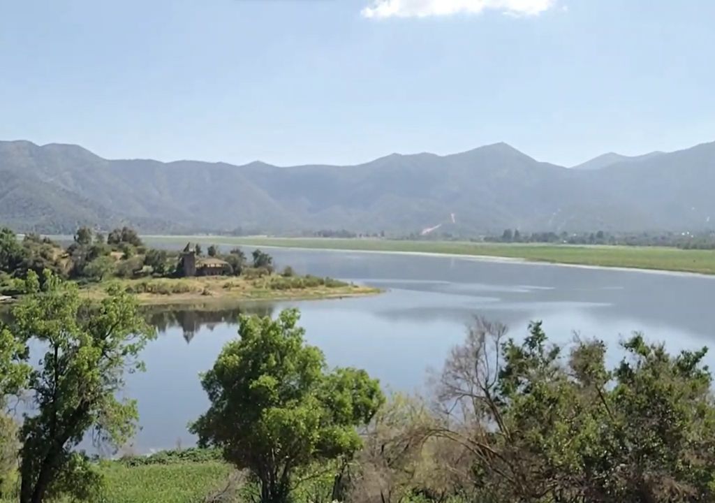 Vista del espejo de agua de la Laguna de Aculeo en la Región Metropolitana