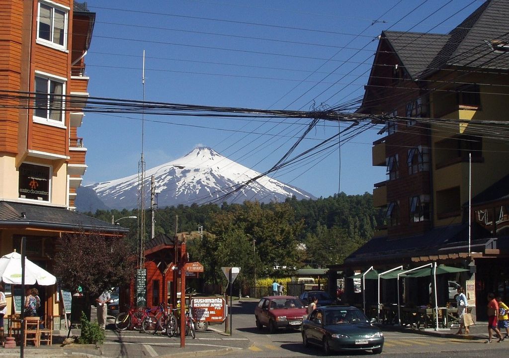 Pucón es una de las ciudades cercanas al volcán Villarrica. Pucón es una de las ciudades cercanas al volcán Villarrica.