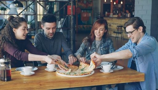 Lachen steckt an, Essen auch: Forscher untersuchen, wann Menschen sich wirklich nachahmen &ndash; und wann es eher Zufall ist