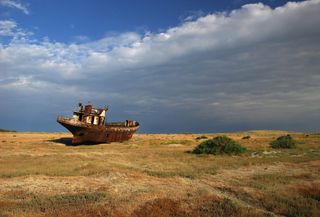 Il lago che si sta trasformando nel deserto più giovane della Terra: cosa sta succedendo e dove si trova?