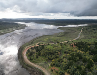 Lago Peñuelas vuelve a tener agua gracias a las abundantes lluvias de agosto