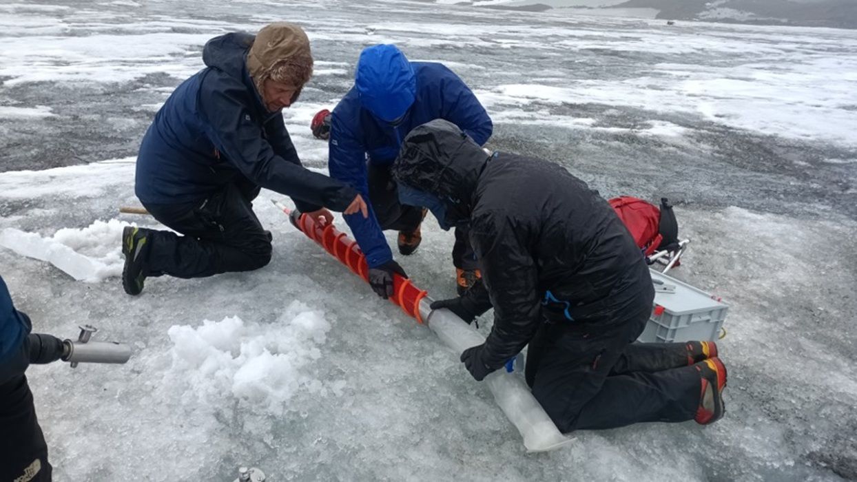 Los Investigadores extraen una columna de hielo para analizar la composición del agua y estudiar cómo circula bajo el subsuelo volcánico de la isla Decepción. / IGME.