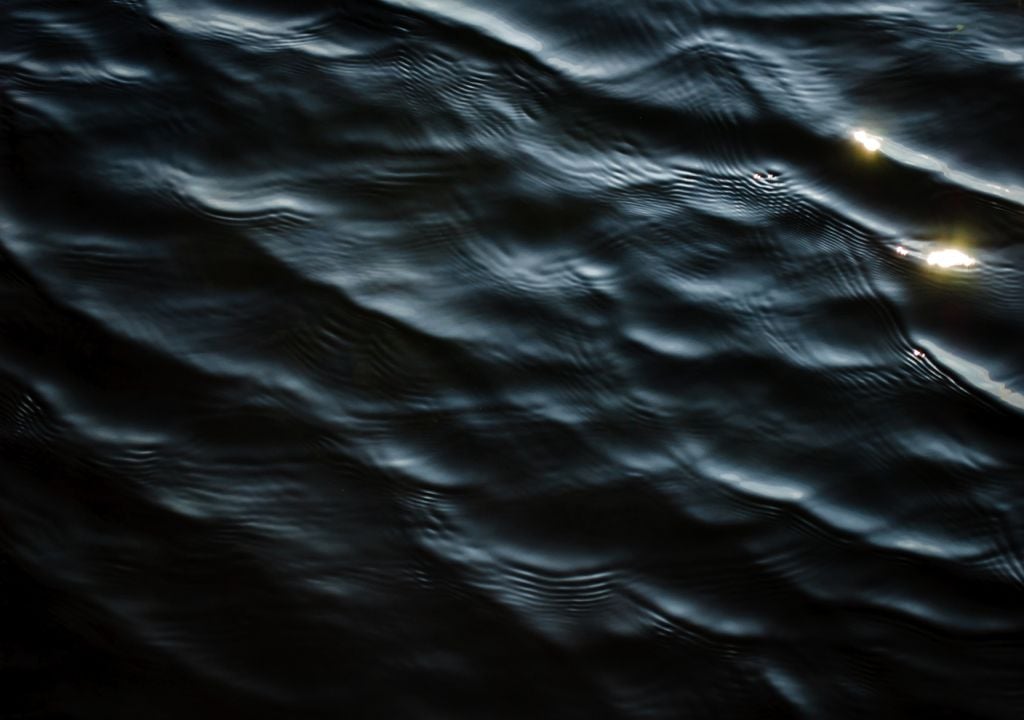 Imagem ilustrativa; água escura À medida que os detritos vegetais e a matéria orgânica do solo são levados para o lago Mai Ndombe pelas águas das florestas circundantes, conferem à água uma tonalidade castanha escura.