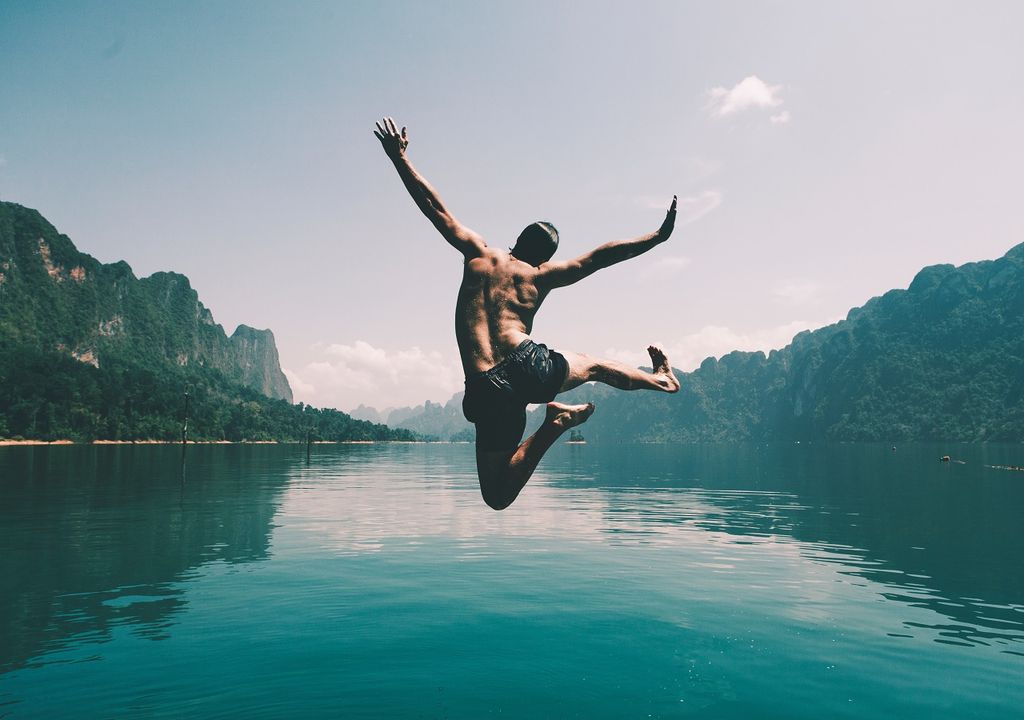 lago, hombre saltando, naturaleza
