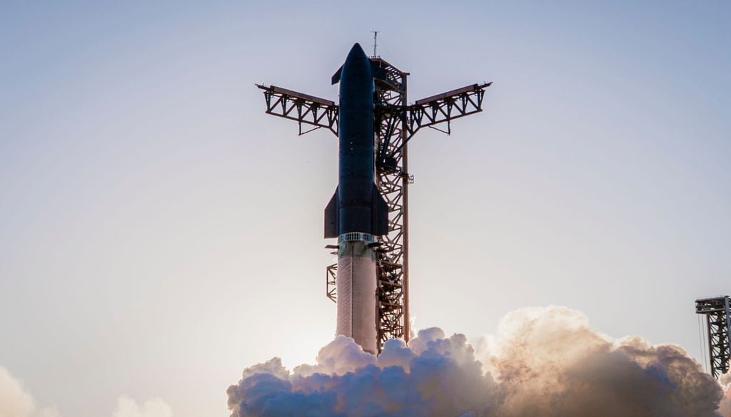 Il gigantesco vettore di Elon Musk (l'intero sistema, booster + astronave) è alto 124 metri ed è capace di sviluppare una spinta di 8.240 tonnellate, oltre il doppio di quella del Saturn V delle missioni Apollo verso la Luna. Credits immagine: SpaceX
