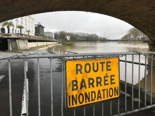 Landes : plusieurs cours d'eau en crue, des dizaines de routes coupées