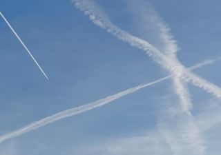 Langlebige Kondensstreifen entstehen meist in Eiswolken – stärkere Wirkung auf das Klima nachgewiesen