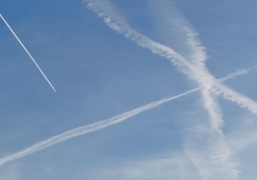 Langlebige Kondensstreifen entstehen meist in Eiswolken – stärkere Wirkung auf das Klima nachgewiesen
