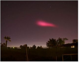 Lanzamiento de un cohete crea una mancha roja al amanecer