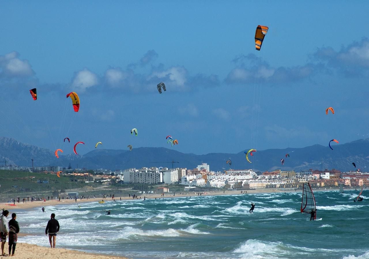 El municipio de Tarifa ha recibido una la bandera negra por un deterioro continuo y una pérdida de sus valores naturales, convirtiendo sus playas y parajes naturales en una zona artificial