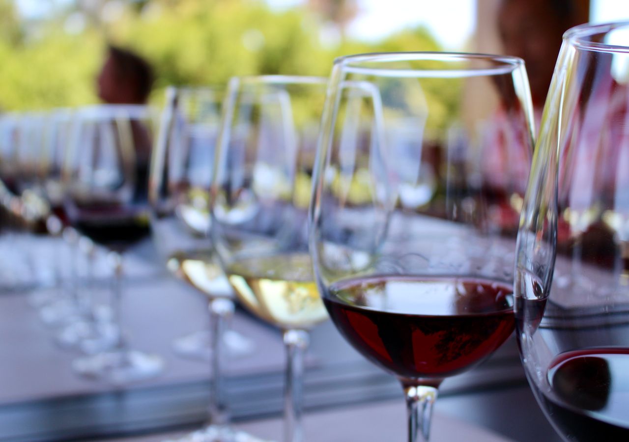 En las viñas ubicadas en los alrededores de Santiago se pueden degustar diferentes variedades de vino, aunque la cepa más emblemática de esta zona es cabernet sauvignon.