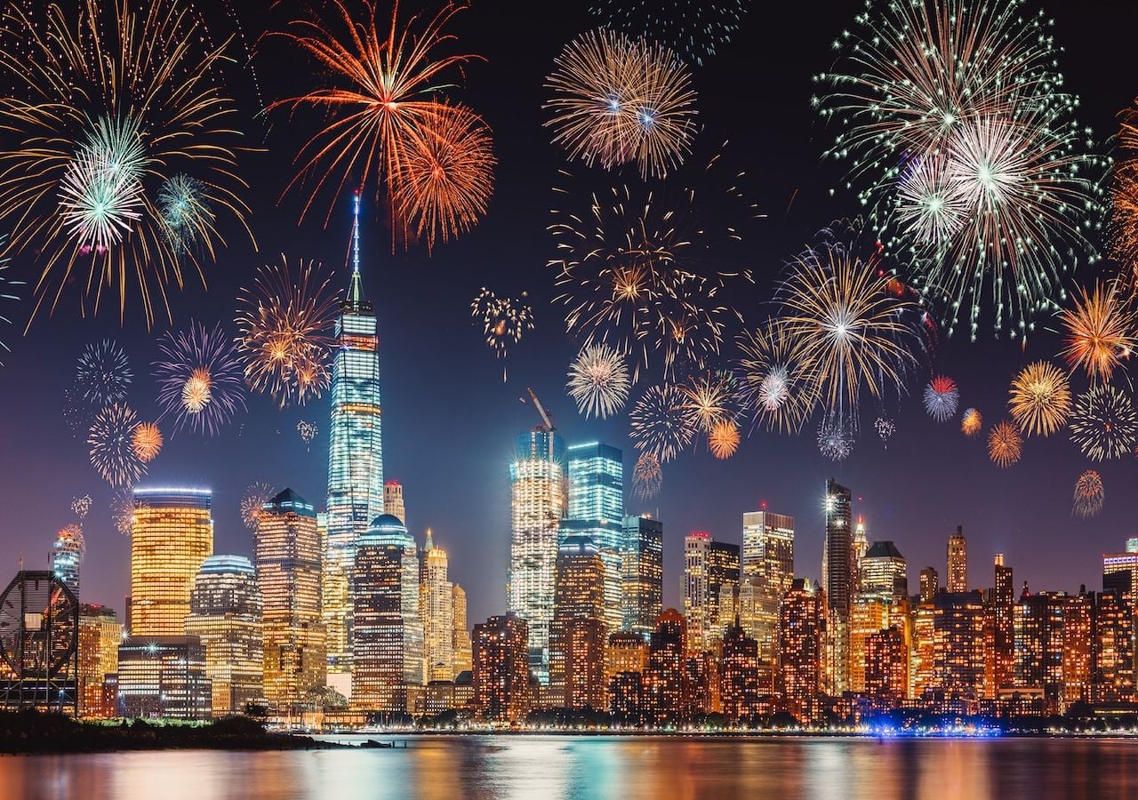 Una de las Nocheviejas más espectaculares del mundo se celebra en Nueva York, donde más de 3.000 kilos de confeti artesanal caen sobre Times Square tras la medianoche, y la ciudad despliega un dispositivo de seguridad y organización único.