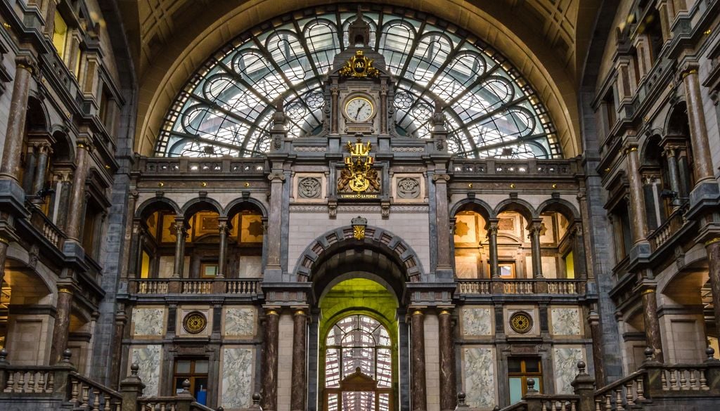 Para muchas personas, Antwerpen-Centraal, en la ciudad belga de Amberes, es la estación de tren más bonita del mundo.