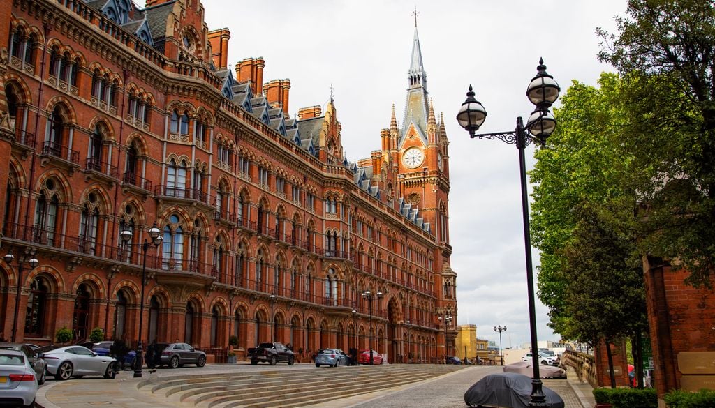la fachada neogótica de ladrillo rojo de la estación de St. Pancras es uno de los edificios más reconocibles de Londres.