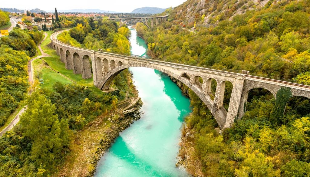 Puente ferroviario de piedra de Solkan sobre el río Soča, en Eslovenia.