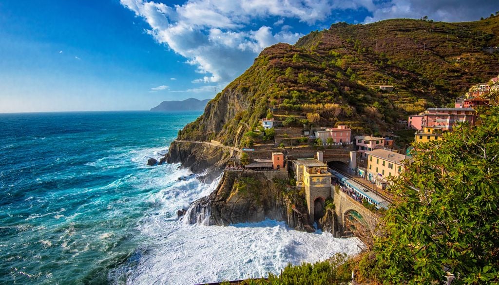 Espectacular estación de tren de Manarola, en Cinque Terre, Italia.