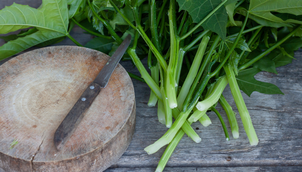 Nunca se debe consumir cruda, ya que contiene compuestos que pueden ser tóxicos, pero se eliminan fácilmente al hervirla.