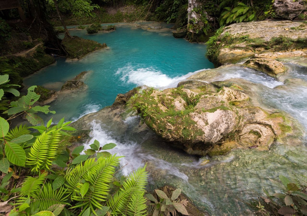Estas piscinas naturales permiten a los visitantes disfrutar del agua salada sin exponerse a los peligros del mar abierto.