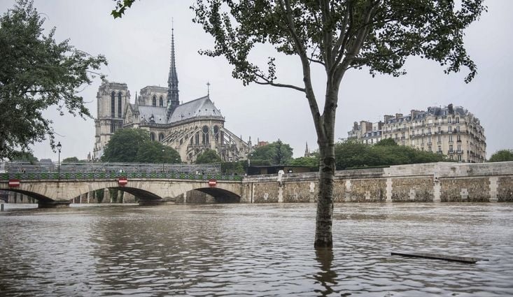 Las Aguas Inundan Zonas De París Y El Sena Se Aproxima A Los 6 M