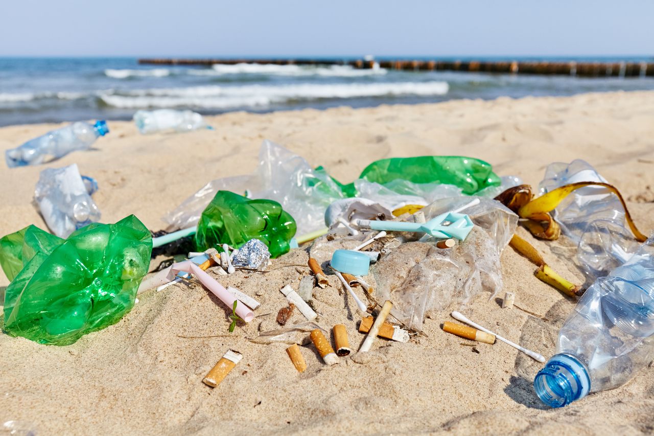 El peligro por detrás de la basura en las playas