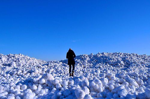 Bolas de hielo en el lago Michigan Figura 1. Bolas de hielo en el lago Michigan.