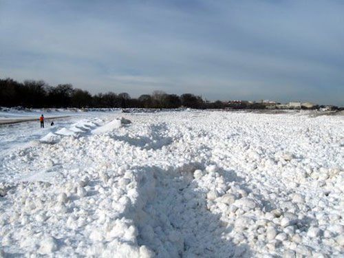 Bollas de nieve se apilan en Evanston Figura 5.1 Bollas de nieve se apilan en Evanston, Lago Michigan, en la playa de Greenwood