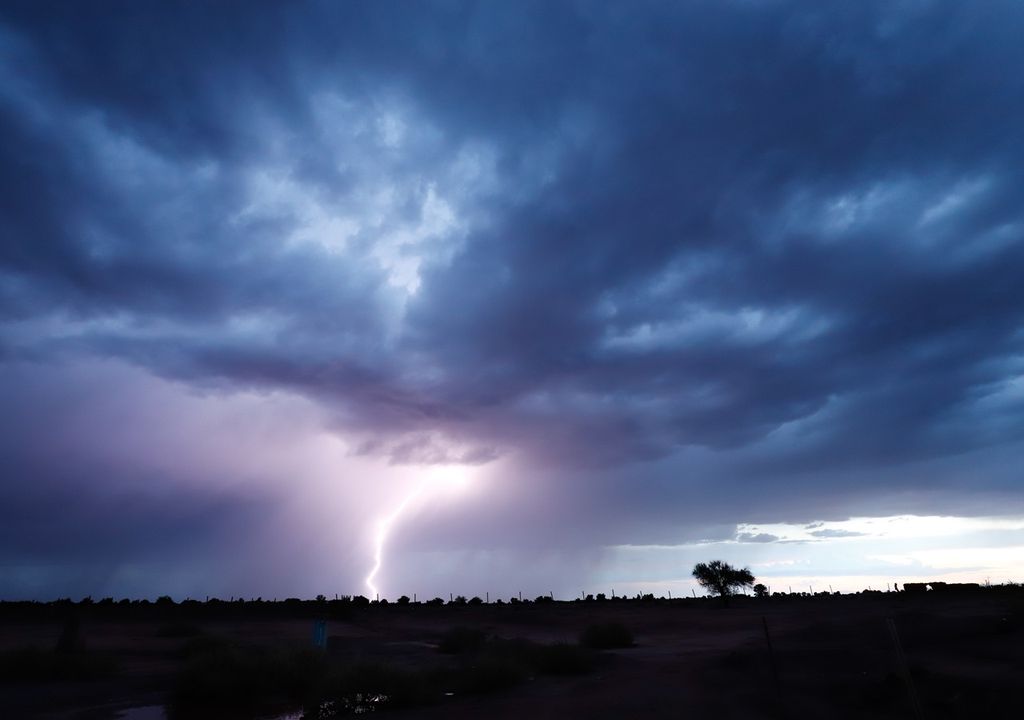 tormenta eléctrica sobre el desierto con precipitaciones