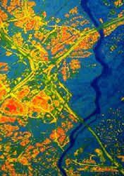 Las Ciudades Y Los Campos De Cultivo Hacen Al Mundo Más Cálido El impacto de los usos de la tierra cultivada ha sido subestimado Revista Nature, 29 mayo 2003Las ciudades pueden absorber más radiación solar que las zonas rurales. Fuente Nature-NASALas ciudades y las zonas agricultura hacen difícil evaluar el calentamiento global, como pone de manifiesto un nuevo informe científico.Eugenia Kalnay y Ming Cai de la Universidad de Maryland en el College Park han encontrado evidencias que la elevación de las temperaturas en EEUU - unos 0.13 ºC en los pasados 50 años – han sido debidas al cambio del uso de la tierra, en particular al crecimiento de las ciudades y la expansión de la agricultura.Lo más significativo en estos años ha sido la disminución en la diferencia diaria de las temperaturas máximas y mínimas que ha caído desde 1950. Este hecho puede ser debido al calentamiento del efecto invernadero, pero la mitad del cambio puede tener el origen en los cambios de hábitos agrícolas y el aumento de la extensión de las ciudades, apuntan Kalnay y Cai.Los científicos siempre han reconocido los efectos distorsionadores de los cambios del uso de las tierras en las tendencias térmicas, tratando de corregir y ajustar las medidas térmicas de las estaciones meteorológicas. Pero estas correcciones pueden ser insuficientes y el cambio del uso de las tierras en el calentamiento global puede ser mayor.Las ciudades con sus calles y edificios absorben mucha energía solar durante el día y la devuelven por la noche, elevando las temperaturas medias respecto al entorno rural.Pero las ciudades también se pueden enfriar durante el día cuando se cubre del smoke, calimas contaminantes, etc.. haciendo bajar la temperatura respecto a zonas no contaminadas. Cada vez más, en ciertas zonas es difícil de delimitar la frontera entre zona urbana y rural.La agricultura también puede generar tendencias meteorológicas. Basta pensar en las zonas de regadío donde la humedad ambiental aumenta por la evaporación, siendo las temperaturas más cálidas por la noche al retener más calor.El trabajo de Kalnay y Cai estiman que el impacto del cambio del uso de la tierra en EEUU en los pasados 50 años comparando dos series de medidas de temperatura, una tomadas en tierra y otra derivada desde satélites en diferentes zonas.Se ha encontrado que las temperaturas de las estaciones de superficie están aumentando gradualmente y más que las estimadas por satélites en las últimos 50 años. En los 90s, la diferencia media fue de 0.40 ºC en las temperaturas mínimas y -0.13 ºC en las temperaturas máximas. La tendencia o el sesgo introducido en la temperatura por el uso de las tierras en la vida moderna es de 0.27 ºC por cada 100 años en el calentamiento global, que es el doble de lo inicialmente estimado. Los efectos agrícolas, que anteriormente habían sido despreciados, contribuyen hoy en día un valor significativo en este valor.Las temperaturas máxima diurnas y mínimas nocturnas tienden a diferenciarse menos entre ellas, estimándose una razón de decrecimiento de 0.2 ºC por década, de acuerdo con las mediciones de las estaciones meteorológicas de superficie. Esta reducción es dos veces más grande que las estimadas por satélite, de forma que la mitad de la disminución es debida a los cambios del uso de la tierra.ReferenciasKalnay, E. & Cai, M. Impact of urbanization and land-se change on climate. Nature, 423, 528 - 531, (2003).Toda la información en Nature:http://www.nature.com/nsu/030527/030527-6.html