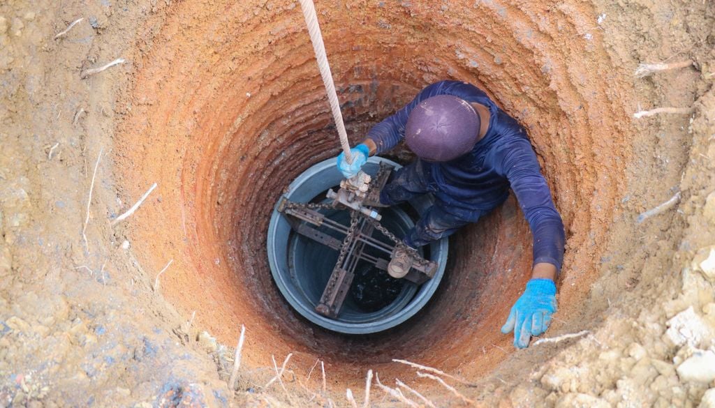 Perforación para extraer agua de un acuífero subterráneo.
