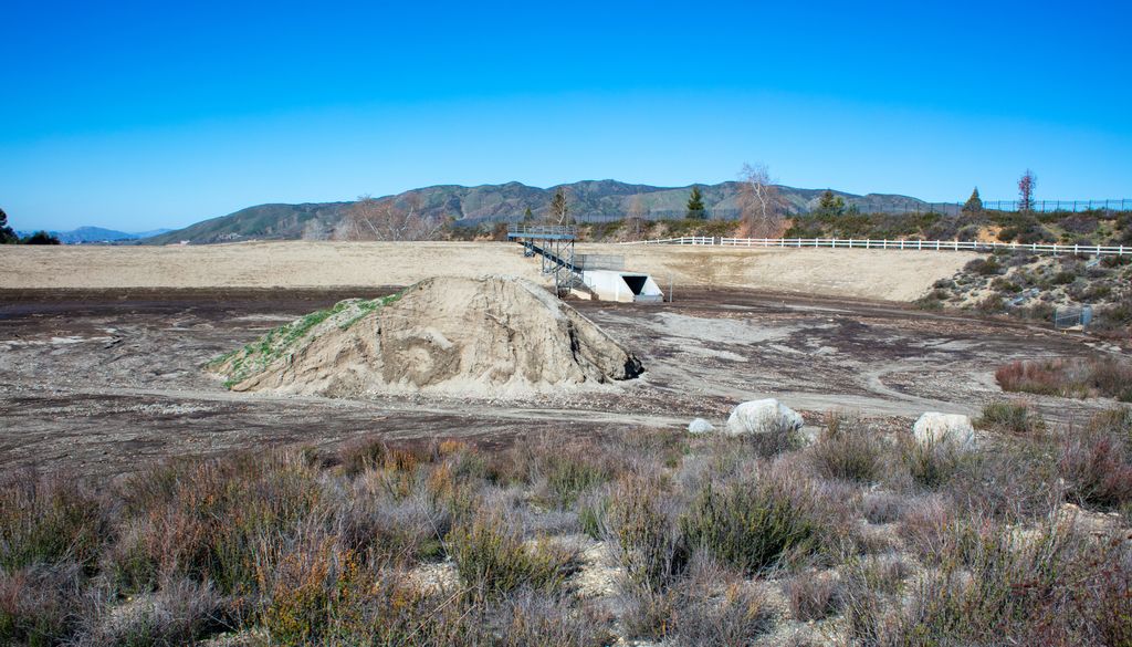 Captación de agua del Valle de California diseñada para retener agua y permitir que se filtre hacia el acuífero subterráneo.