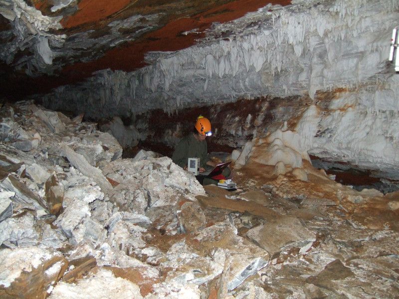 Las Cuevas Actúan Como Sumideros De Metano Figura 2.- Muestreo en la cueva de Castañar de Ibor (Cáceres). / MNCN-CSIC.