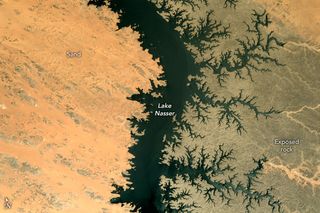 Las dos orillas diferenciadas del lago Nasser