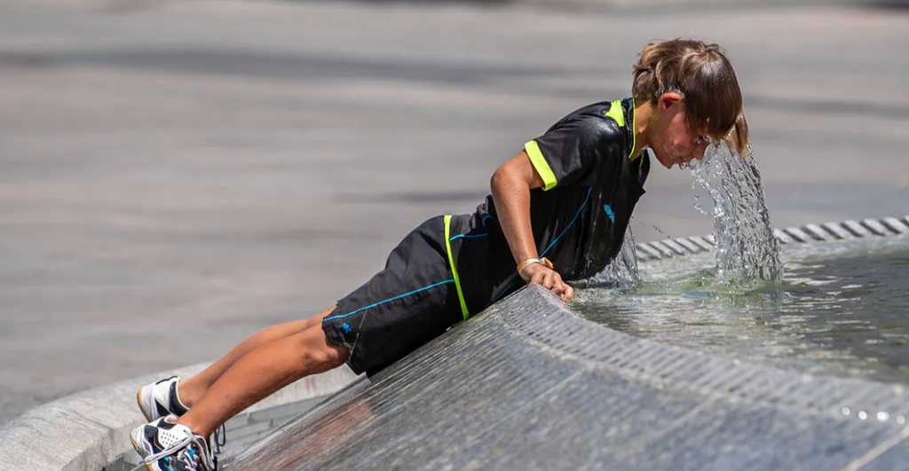 Un niño se refresca en una fuente en Madrid, España, durante una ola de calor extrema en julio de 2025. (Crédito de la imagen: Luciano Lima/Getty Images)