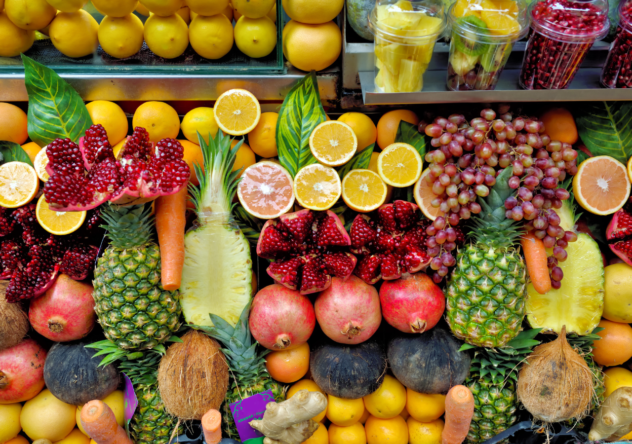 Las frutas y verduras son ricas en una variedad de nutrientes esenciales, como las vitaminas A, C y K, así como en minerales como el potasio y el calcio.