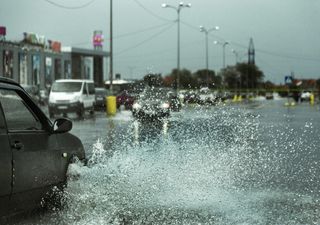 Las imágenes de las severas inundaciones en el metro de Tokio y otros puntos de la ciudad