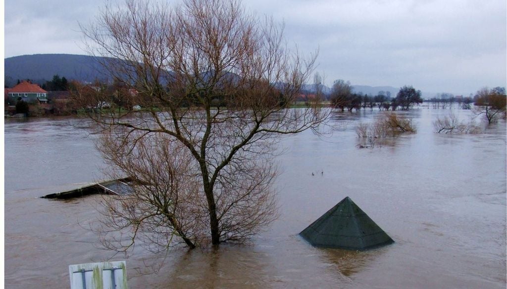 Inundaciones Si el cerro está pelado o el terreno está compactado, el agua resbala como si fuera un tobogán, baja rápido, arrastra tierra, satura los canales y termina en los living de las casas.