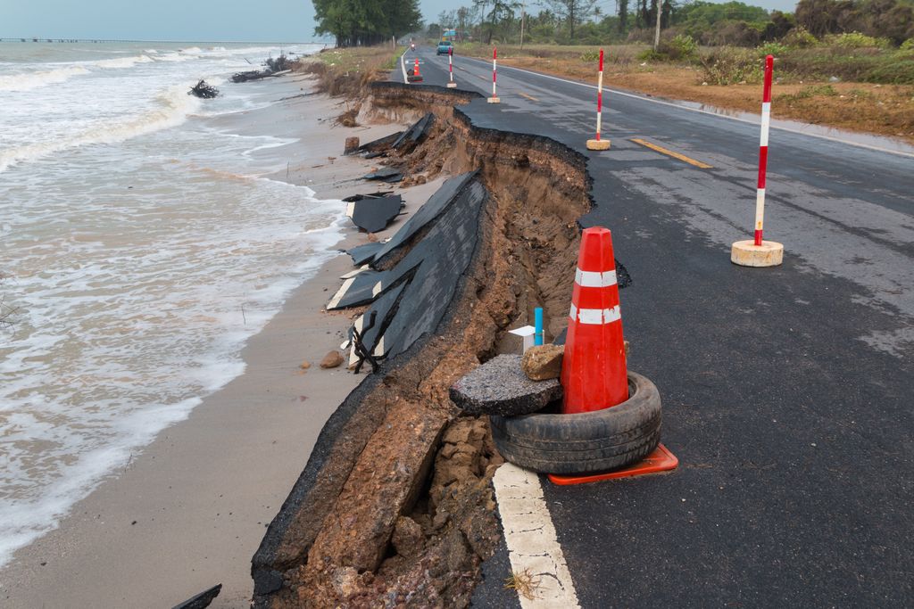 L'élévation du niveau de la mer détruit les routes et érode le littoral. Dans certains archipels du Pacifique, c'est un grave problème qui affecte les communications.