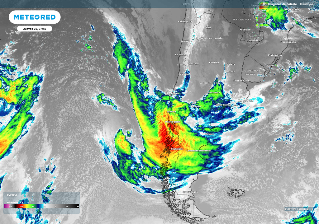 imagen satelital El sistema frontal comenzó a dejar precipitaciones sobre Chile este jueves y avanzará rápidamente hacia el Norte Chico este viernes 01 de agosto.