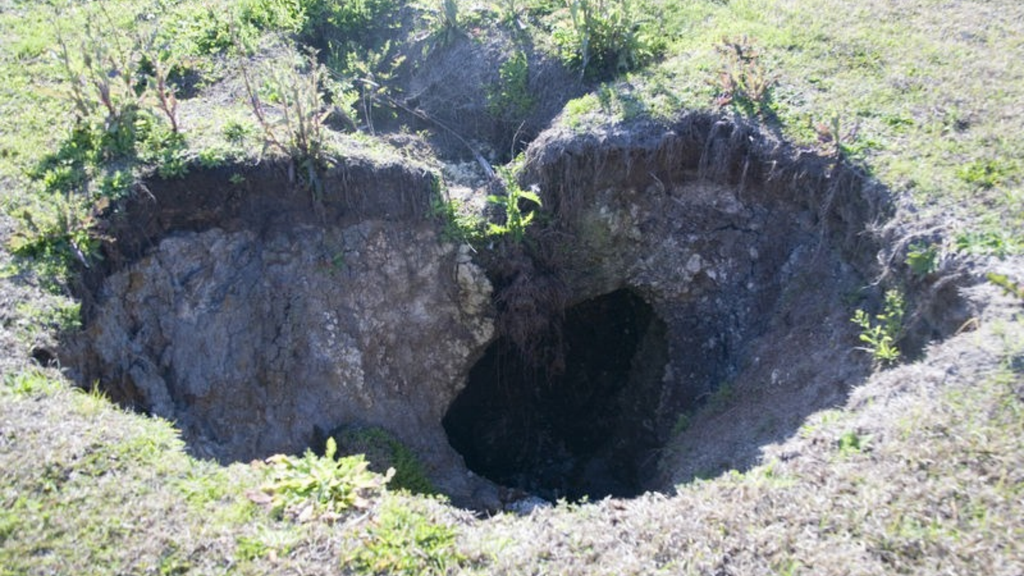 En terrenos kársticos, el agua disuelve lentamente la roca y forma cavidades que pueden terminar colapsando. Crédito de la imagen: Servicio Geológico de Florida.
